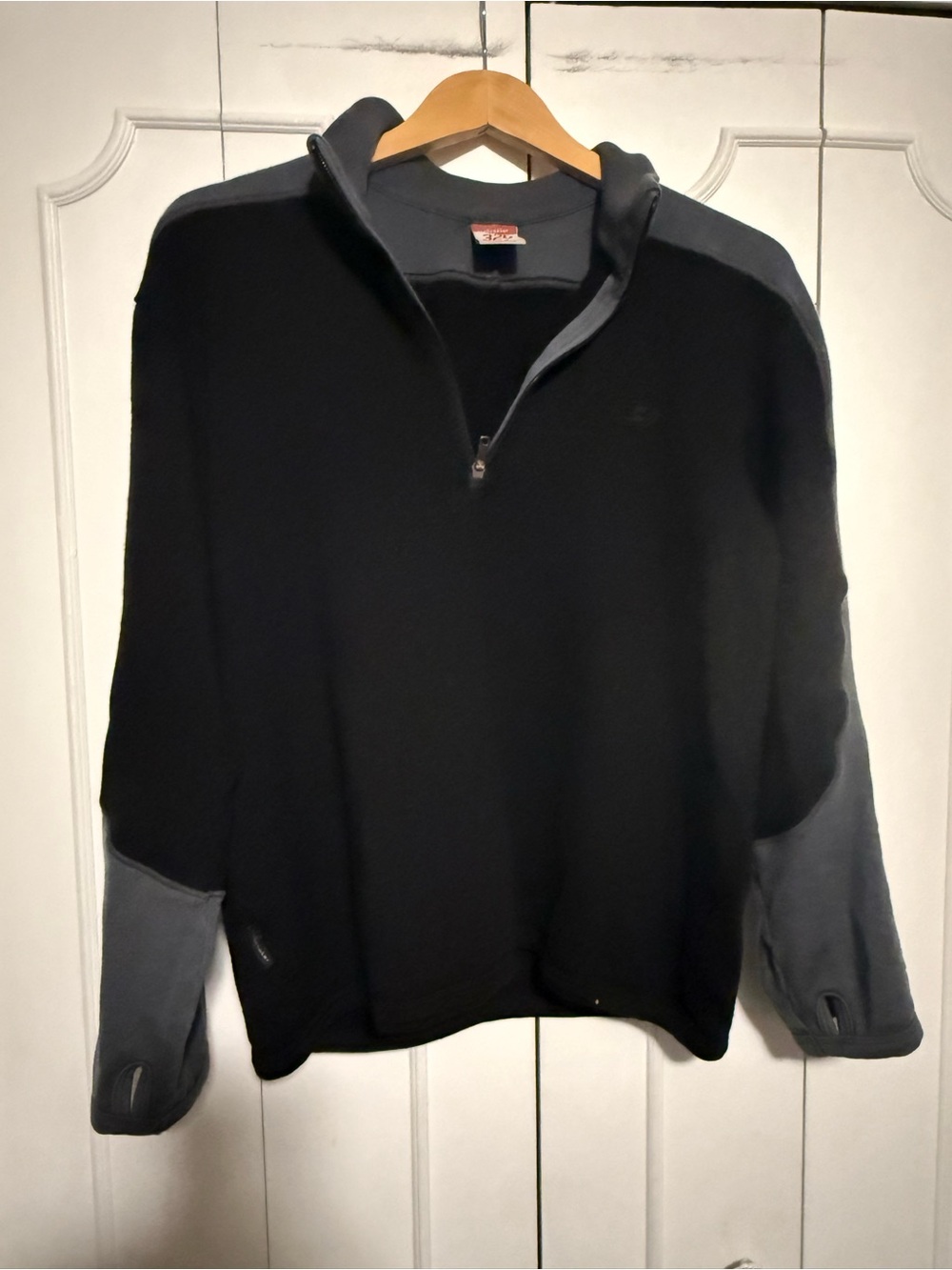Icebreaker Men's Black and Gray Half-Zip Pullover Sweater